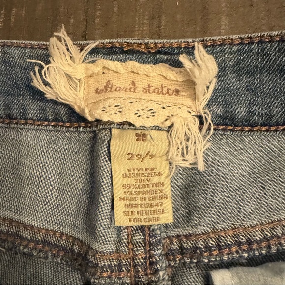 Altar'd State Women's Distressed Ripped Frayed Hem Denim Shorts Size 29 - Picture 4 of 8